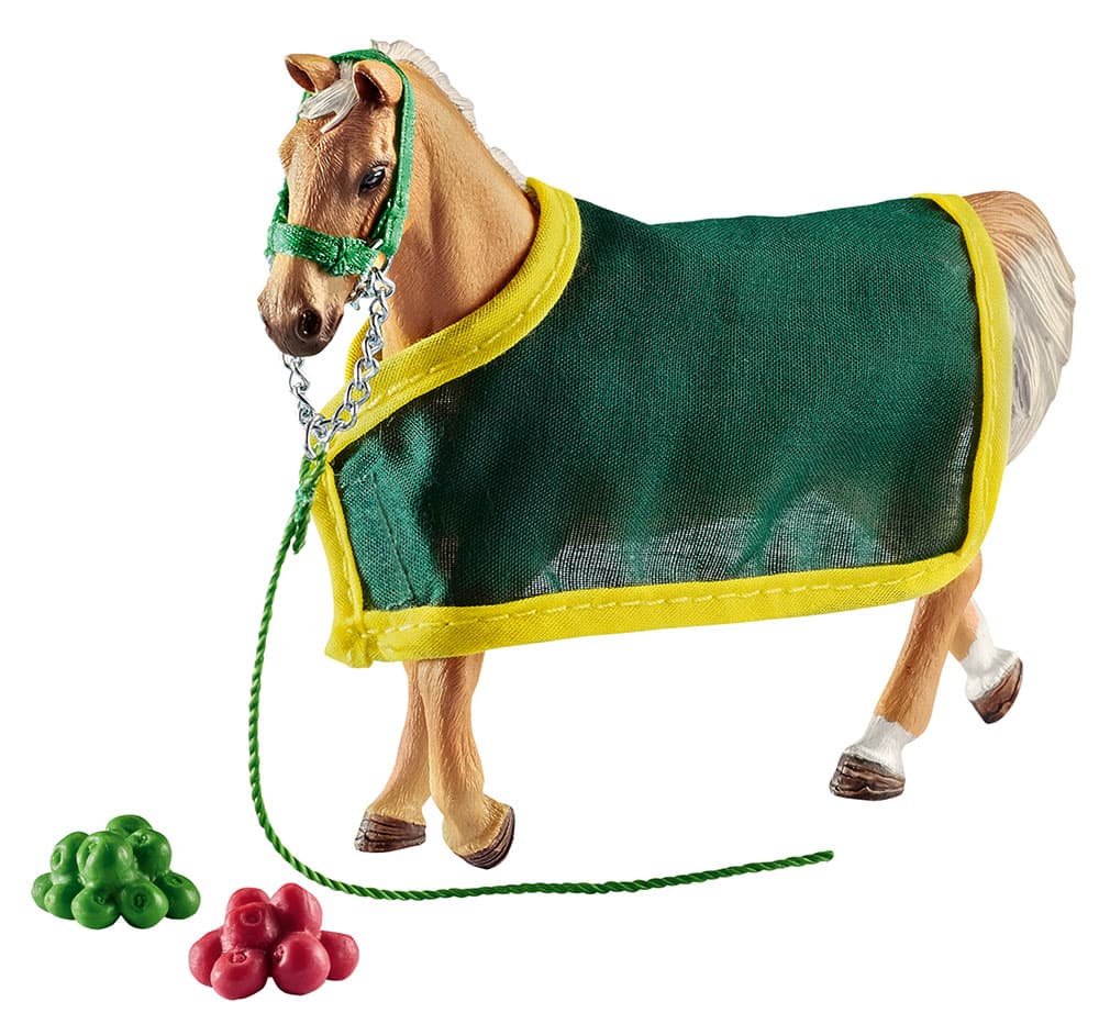 Schleich Figurice Domaće životinje - Trakenski konj sa opremom i hranom 42398